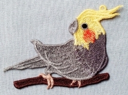 Korela šedá, 90 × 70 mm, cena včetně závěsného poutka s karabinkou